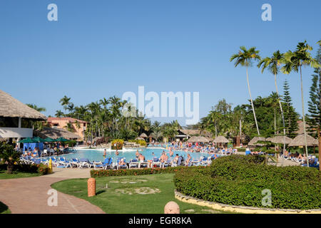 Urlauber rund um Schwimmbad in sein Leben Grand Marien Hotel. Costa Dorada San Felipe de Puerto Plata Dominikanische Republik Stockfoto