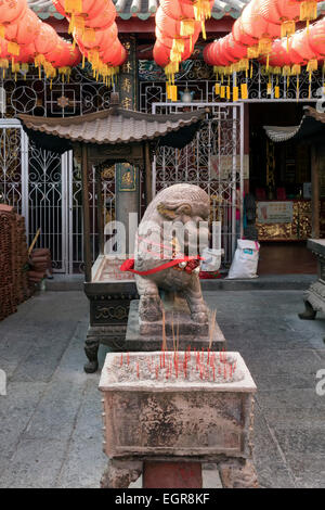 Guardian Lion im Tempel der Göttin der Barmherzigkeit in George Town, Penang Stockfoto