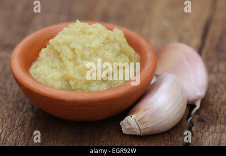 Zerkleinerten Ingwer mit Knoblauch auf Holzuntergrund Stockfoto