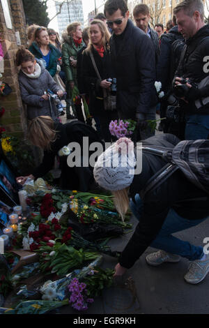 Russische Botschaft, London, 1. März 2015. Hunderte von Ukrainer und Russen halten eine Mahnwache und Demonstration bei der russischen Botschaft, nach der Ermordung des russischen Oppositionsführers Boris Nemtsov. Bildnachweis: Paul Davey/Alamy Live-Nachrichten Stockfoto