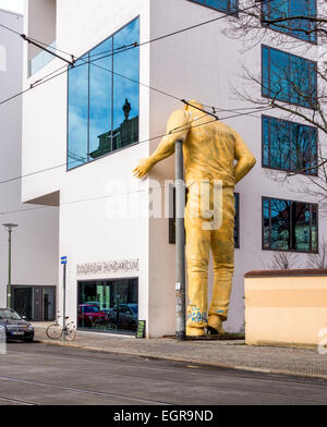 Collegium Hungaricum Berlin außen, riesige Skulptur des gelben Mannes durch Robert Gragger, Balassi Institut Berlin Stockfoto