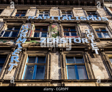 Berlin Kastanienallee 86, alte historisches Gebäude dient als Kniebeugen für die Bewohner gegen Gentrifizierung von neuen Besitzern Stockfoto