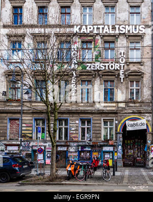 Berlin Kastanienallee 86, alte historisches Gebäude dient als Kniebeugen für die Bewohner gegen Gentrifizierung von neuen Besitzern Stockfoto