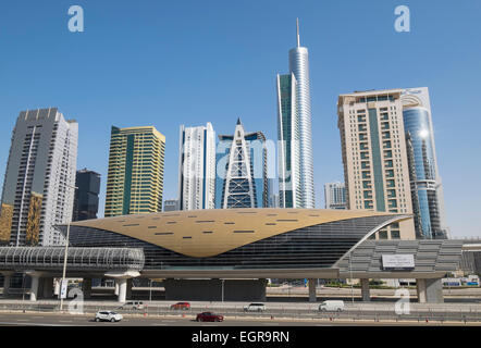 U-Bahnstation und Wolkenkratzer am Jumeirah Lakes Towers (JLT) in Dubai Vereinigte Arabische Emirate Stockfoto