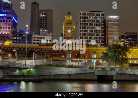 Ansicht des Yarra River und Flinders Street Station von Southbank Promenade bei Nacht-Melbourne-Australien Stockfoto