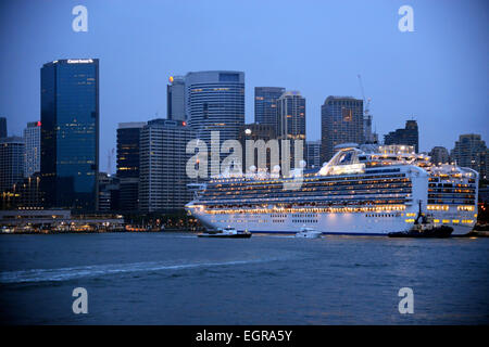 Kreuzfahrtschiff, die Diamond Princess in Sydney Harbour, New South Wales, Australien angedockt. Stockfoto
