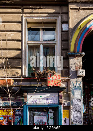 Berlin Kastanienallee 86, alte historische Gebäude Fenster & Tür - squat für die Bewohner gegen Gentrifizierung von neuen Besitzern Stockfoto