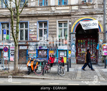 Berlin Kastanienallee 86, Außenseite des alten historischen Gebäude dient als Kniebeugen für die Bewohner gegen Gentrifizierung von neuen Besitzern Stockfoto