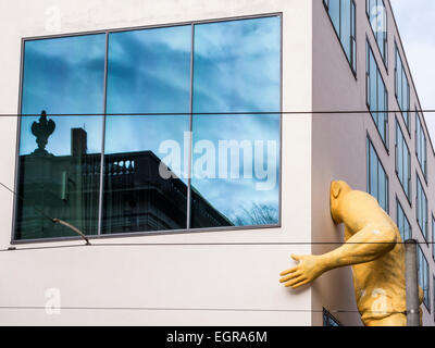 Collegium Hungaricum Berlin außen, riesige Skulptur des gelben Mannes durch Robert Gragger, Balassi Institut Berlin Stockfoto