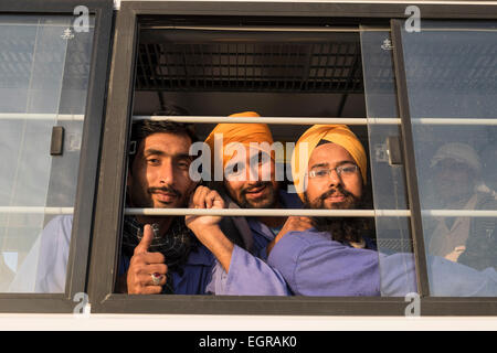 Bauarbeiter auf Bus am Ende des Arbeitstages in Dubai Vereinigte Arabische Emirate Stockfoto