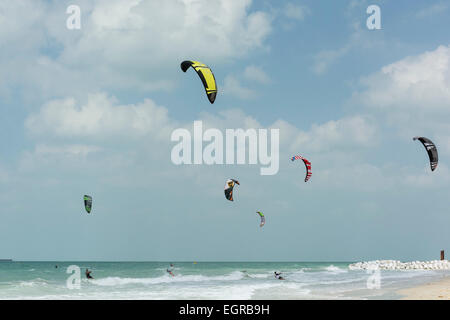 Kite-Surfen am Kite Beach in Dubai Vereinigte Arabische Emirate Stockfoto