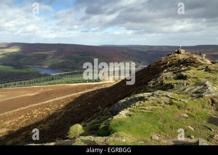 Wanderer auf dem Gipfel des Win Hill, mit Blick auf Ladybower Vorratsbehälter im Peak District Stockfoto