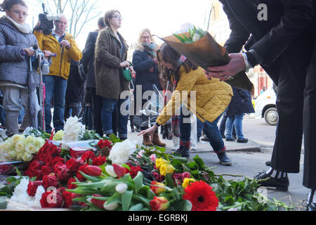 Notting Hill, London, Großbritannien. 1. März 2015. Ehrungen sind gelegt und eine Demonstration findet gegenüber der russischen Botschaft für Boris Nemstov, tot in der Nähe des Kreml in Russland erschossen wurde. Bildnachweis: Matthew Chattle/Alamy Live-Nachrichten Stockfoto