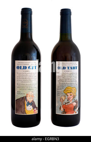 zwei Flaschen roten Wein alte Git und alte Torte isoliert auf weißem Hintergrund Stockfoto