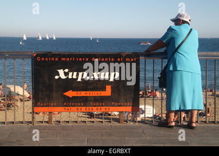 Frau neben Restaurant anmelden Strandpromenade Passeig Maritim, Barceloneta, Barcelona Stockfoto