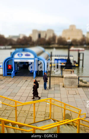 Touristen Flanieren am Südufer vorbei Festival Pier, South Bank, London, Thames im Hintergrund, Tilt-Shift-Effekt Stockfoto