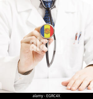 Arzt-Holding-Stethoskop mit Flag Serie - Andorra Stockfoto