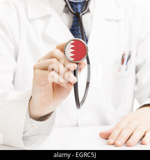 Arzt-Holding-Stethoskop mit Flag Serie - Bahrain Stockfoto