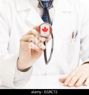 Arzt-Holding-Stethoskop mit Flag Serie - Kanada Stockfoto