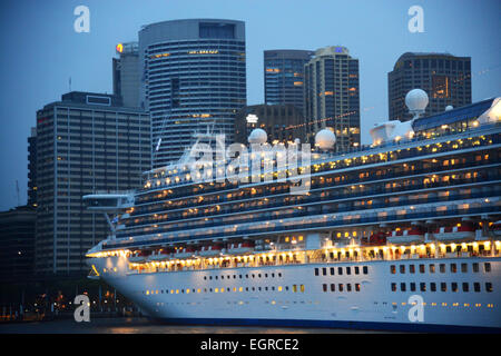 Kreuzfahrtschiff, die Diamond Princess im Hafen von Sydney, Australien vertäut Stockfoto