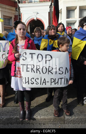 Notting Hill, London, Großbritannien. 1. März 2015. Ehrungen sind gelegt und eine Demonstration findet gegenüber der russischen Botschaft für Boris Nemstov, tot in der Nähe des Kreml in Russland erschossen wurde. Bildnachweis: Matthew Chattle/Alamy Live-Nachrichten Stockfoto