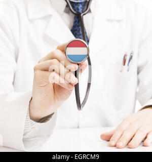 Arzt-Holding-Stethoskop mit Flag Serie - Luxemburg Stockfoto