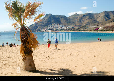 Touristen Flanieren am Playa Las Teresitas Strand, in der Nähe von Santa Cruz De Tenerife, Teneriffa, Kanarische Inseln, Spanien Stockfoto