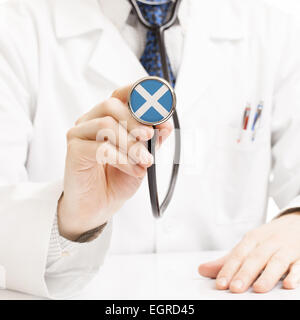 Arzt-Holding-Stethoskop mit Flag Serie - Schottland Stockfoto