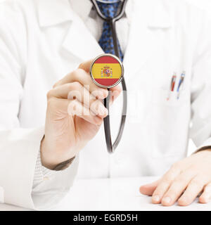 Arzt-Holding-Stethoskop mit Flag Serie - Spanien Stockfoto