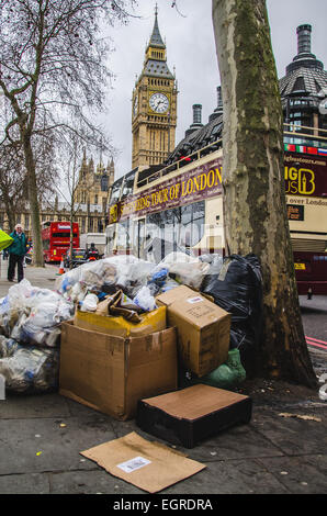 Müll Aufbau in einem Londoner touristischen Hotspot. Westminster, Großbritannien. Big Ben Elizabeth Tower, Touristenbus. Aufbau von Abfällen Schandfleck. Nicht abgeholte verweigern Stockfoto