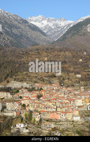 LUFTAUFNAHME. Mittelalterliches Dorf, das vom Mount Grand Capelet dominiert wird (Höhe: 2935m). Belvédère, Vésubie Valley, Alpes-Maritimes, Frankreich. Stockfoto