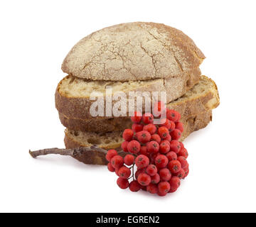 Scheiben Brot und roten Beeren der Eberesche Stockfoto