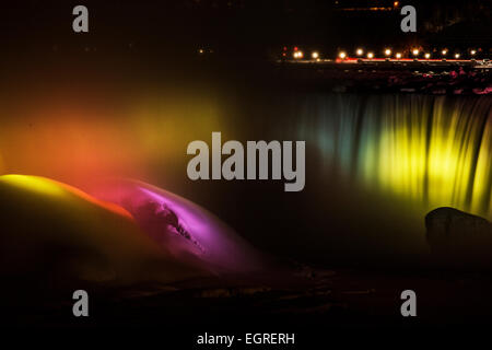 Lichter auf den Horseshoe Falls in Niagara Falls, Ontario, Teil der Winter-Festival der Lichter angezeigt. Stockfoto