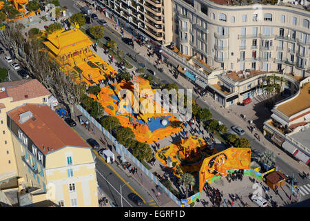 LUFTAUFNAHME. Jährliches Zitronenfest von Menton, 2015 war das Thema: 'Trübsal einer Zitrone in China'. Biovès Garden, Französische Riviera, Frankreich. Stockfoto