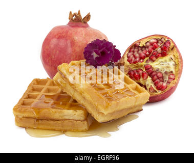 Granatapfel, violett, Waffel auf weißem Hintergrund Stockfoto