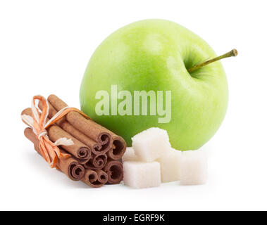 Apfel, Zimt, Zucker auf weißem Hintergrund Stockfoto
