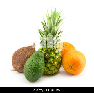 Kokos, Avocado, Ananas und Orange isoliert auf weißem Hintergrund Stockfoto