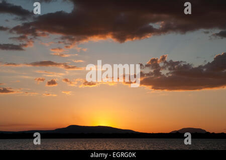 Malerischen See Manze und Küste bei Sonnenuntergang Stockfoto