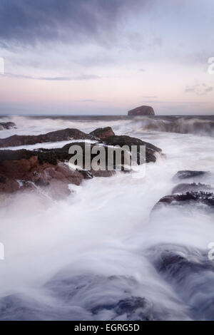 Zurückziehenden Wellen mithilfe einer Langzeitbelichtung, Seacliff Beach in der Dämmerung verschwimmen. Stockfoto