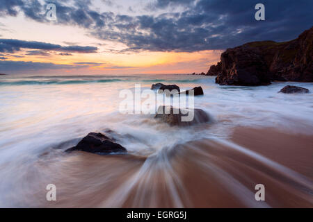 Starke Wellen schlagen Dail Mor Strand wie die Flut auf Lewis und Harris kommt. Stockfoto