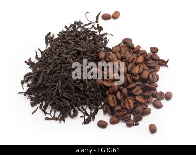 schwarzer Tee und Kaffee Bohnen isoliert auf weißem Hintergrund Stockfoto
