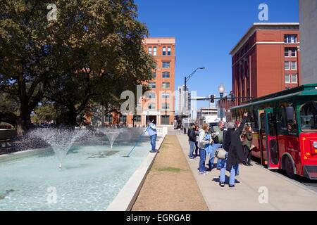 Dealey Plaza in Dallas Texas. Touristen und Reisebusse. Stockfoto