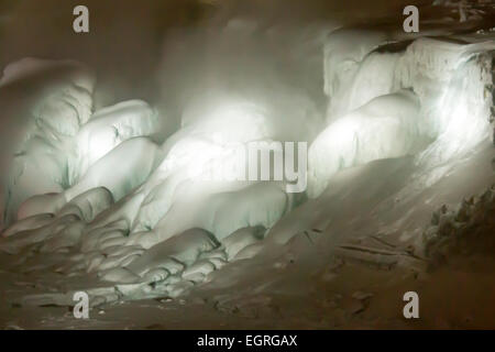 Gefrorene American Falls in Niagara Falls im Winter beleuchtet mit Nachtbeleuchtung Stockfoto