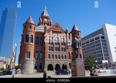 Statue von John Bannerman Dealey, alte rote Gerichtsgebäude. Dealey Plaza in Dallas Texas Stockfoto