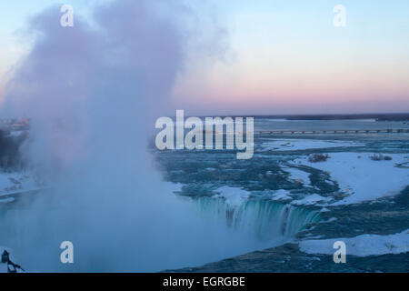 Sonnenuntergang auf der Suche nach unten über den Horseshoe Falls in Niagara Falls, Ontario, Kanada im winter Stockfoto