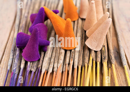 Räucherstäbchen und Kegel Stockfoto