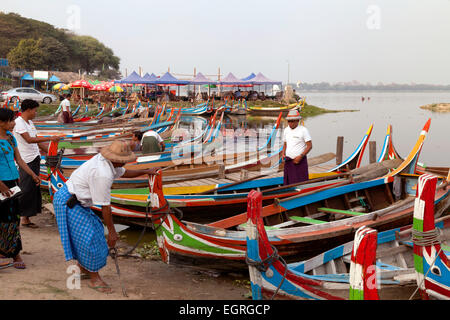 Bunten Boote am Ufer des Taungthaman Lake, Mandalay, Myanmar (Burma), Asien Stockfoto