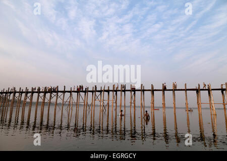 Menschen zu Fuß über die U Bein Brücke, Mandalay, Myanmar (Burma), Asien Stockfoto
