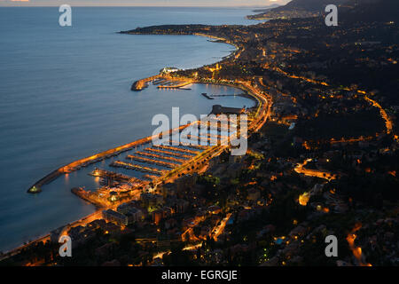 Jachthäfen von Garavan und Menton in der Dämmerung, Cap-Martin in der Ferne. Menton, Alpes-Maritimes, Französische Riviera, Frankreich. Stockfoto