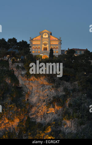 Kathedrale von Saint-Nichola am Rande einer 60 Meter hohen Klippe in der Dämmerung. Bezirk von Monaco-Ville (auch bekannt als Le Rocher), Fürstentum Monaco. Stockfoto